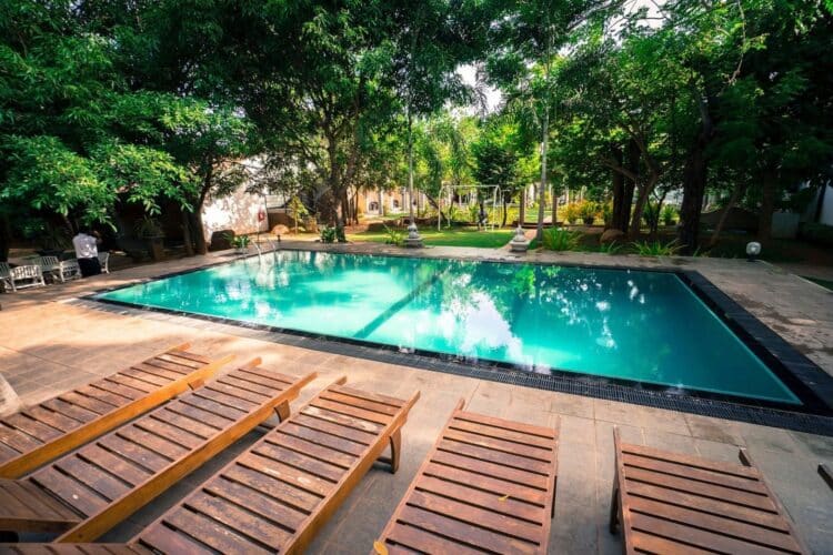 Piscine extérieure entourée de végétation tropicale dans un hôtel au Sri Lanka
