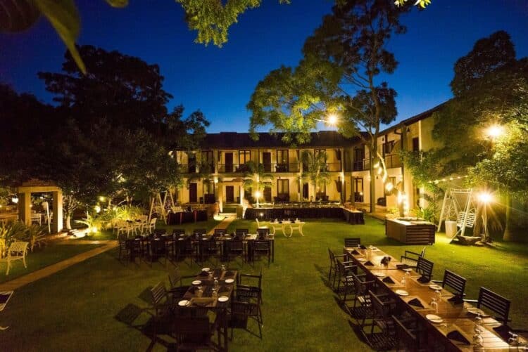 Restaurant en plein air dans un hôtel au Sri Lanka en soirée