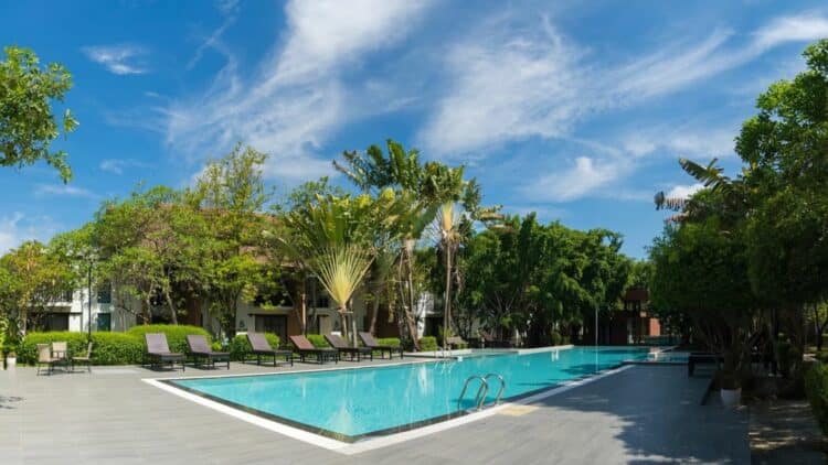 Piscine extérieure de l’hôtel Sukhothai Treasure entourée de jardins