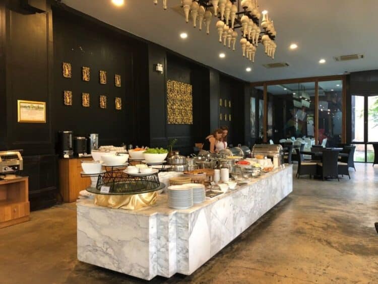 Salle de restaurant du Sukhothai Treasure Hotel avec buffet