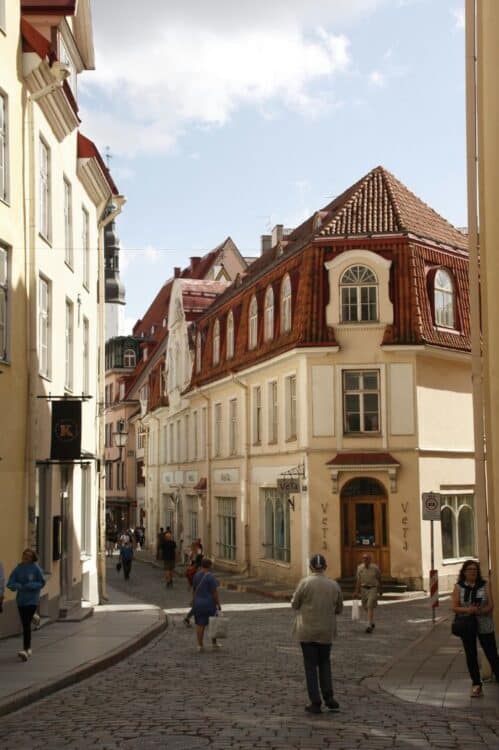 Ruelles pavées et maisons anciennes dans la vieille ville de Tallinn.