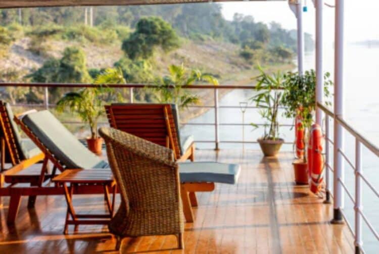Terrasse extérieure du RV Kindat Pandaw avec transats et vue sur le fleuve Brahmapoutre.