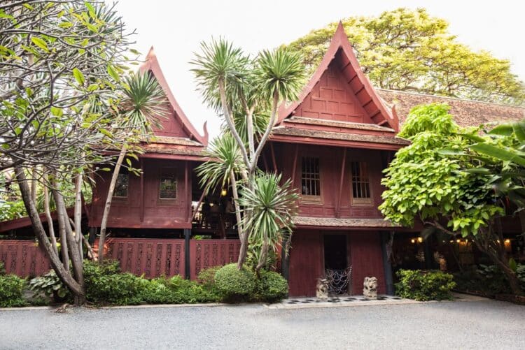 Maison traditionnelle en bois de Jim Thompson entourée de jardins tropicaux à Bangkok.