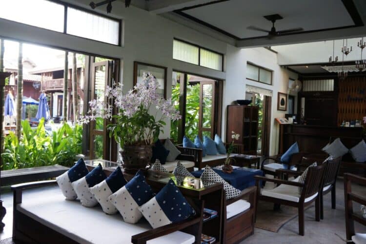 Bâtiments en bois d’architecture thaïlandaise entourés de végétation.