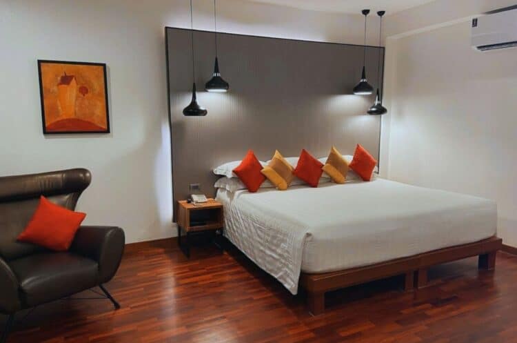 Chambre de bungalow avec décoration chaleureuse et lit confortable à Laluna.