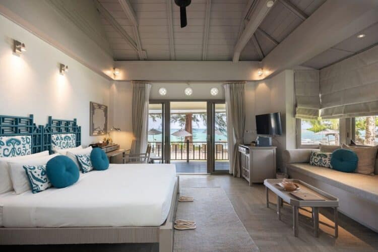 Chambre spacieuse et lumineuse avec vue sur la mer à Khao Lak.