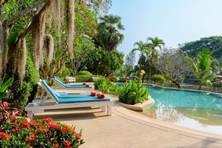 Espaces extérieurs verdoyants du Lampang River Lodge en bord de rivière.