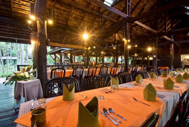 Restaurant traditionnel en plein air du Lampang River Lodge.