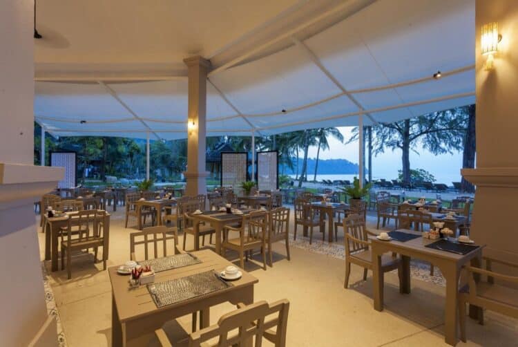 Restaurant en plein air avec tables dressées face à la mer à Khao Lak.