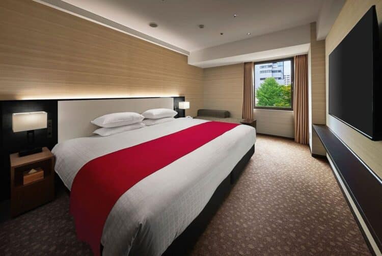 Chambre moderne et élégante de l’hôtel Shiba Park à Tokyo avec lit double et décoration contemporaine