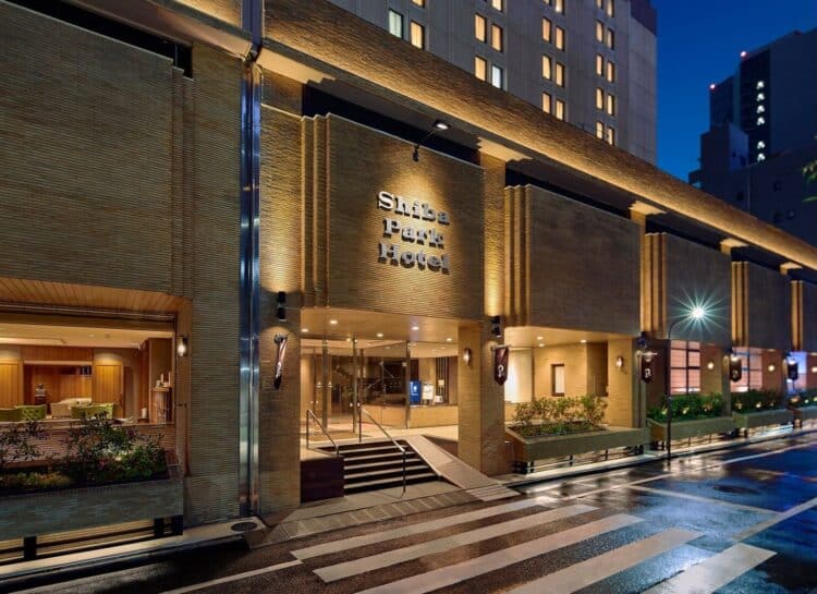 Façade illuminée de l’hôtel Shiba Park à Tokyo la nuit avec entrée principale