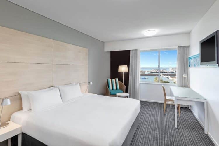 Chambre moderne du Vibe Hotel Darwin Waterfront avec vue sur le port