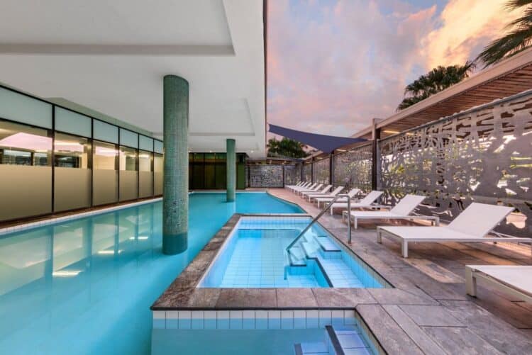 Piscine extérieure du Vibe Hotel Darwin Waterfront avec espace détente