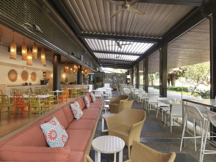 Restaurant du Vibe Hotel Darwin Waterfront avec terrasse et ambiance moderne