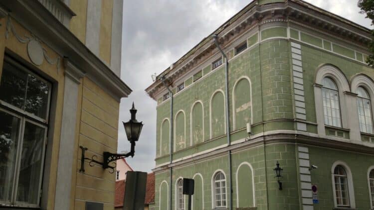 Façades historiques colorées dans une rue du centre ancien de Vilnius, en Lituanie.