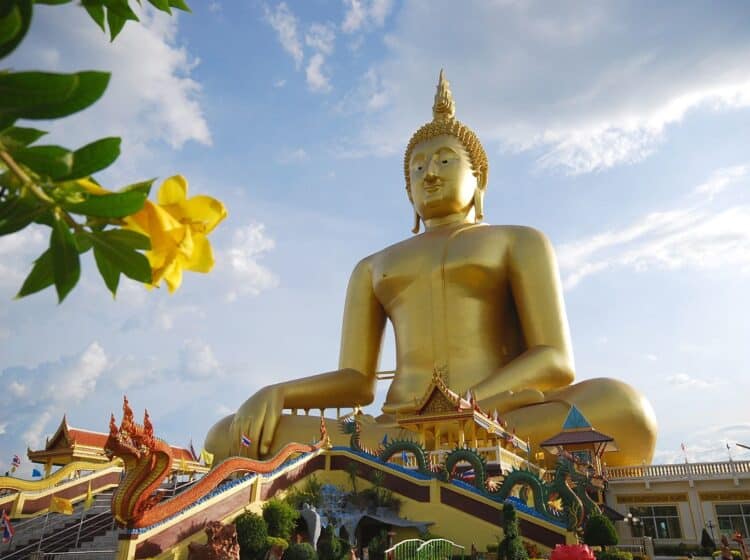 Statue monumentale du Bouddha doré au Wat Muang en Thaïlande