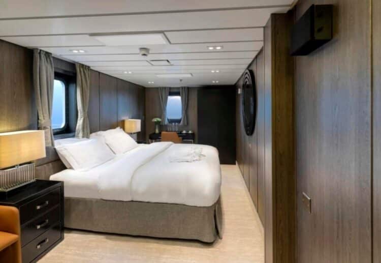 Cabine double avec grand lit à bord d’un navire d’expédition en Antarctique.