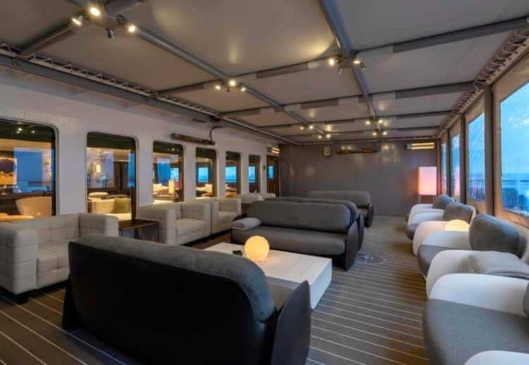 Terrasse couverte avec salons extérieurs à bord d’un navire d’expédition en Antarctique.