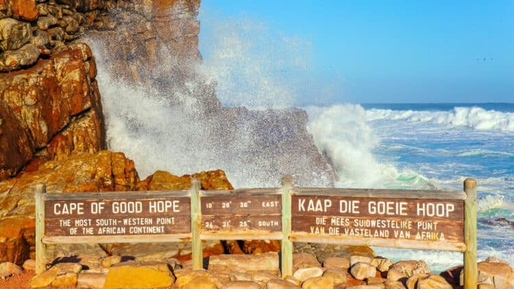 Panneau du Cap de Bonne-Espérance en Afrique du Sud avec falaises rocheuses et vagues puissantes