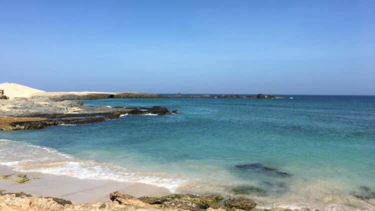Plage sauvage de Boa Vista au Cap-Vert avec sable clair, rochers volcaniques et eau turquoise