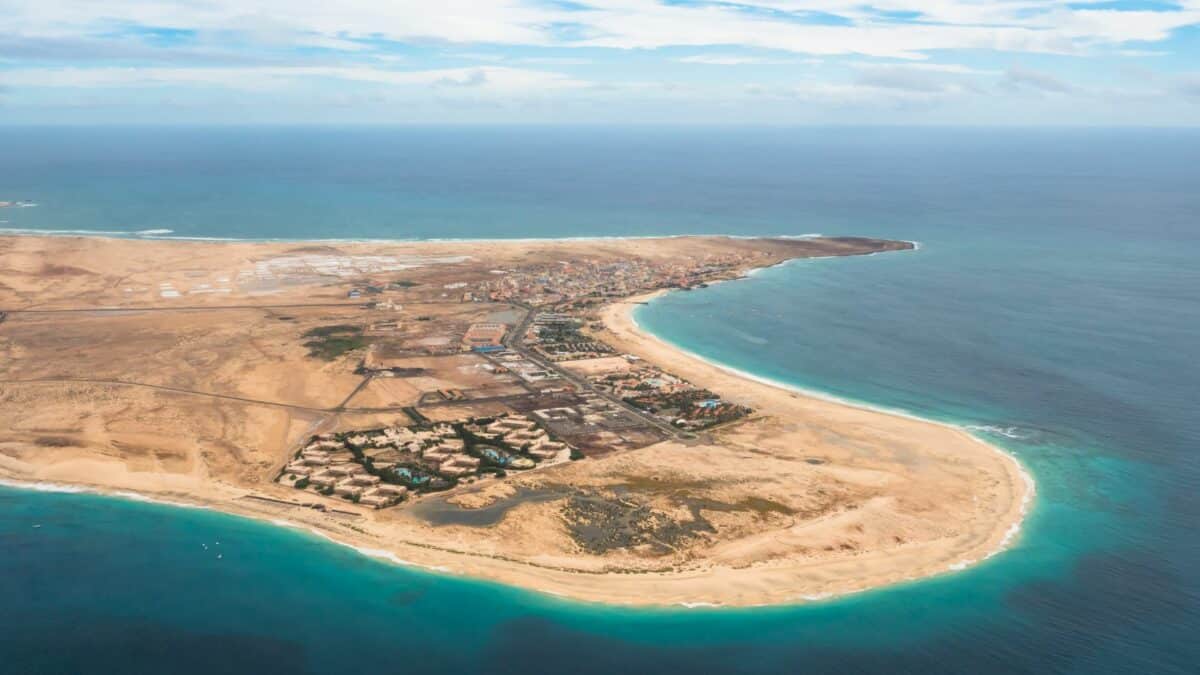 Vue aérienne du littoral de Boa Vista au Cap-Vert avec plages de sable et eau turquoise