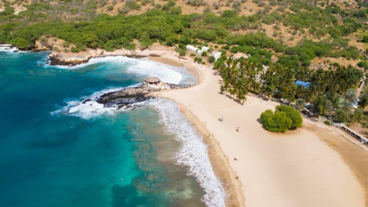 Vue aérienne d’une plage de l’île de Santiago au Cap-Vert avec sable doré et eau turquoise