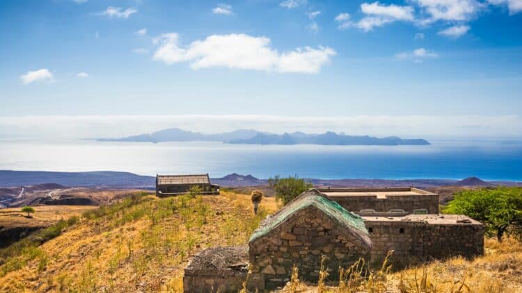 Paysage montagneux de Santo Antão au Cap-Vert avec maisons rurales et vue sur l’océan