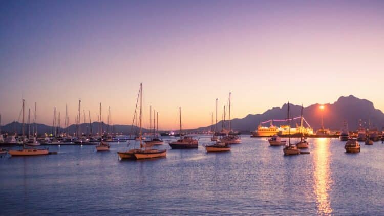 Port de São Vicente au Cap-Vert avec voiliers amarrés au coucher du soleil