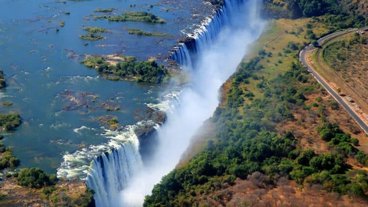 Vue aérienne des chutes Victoria entre la Zambie et le Zimbabwe avec immense cascade et végétation