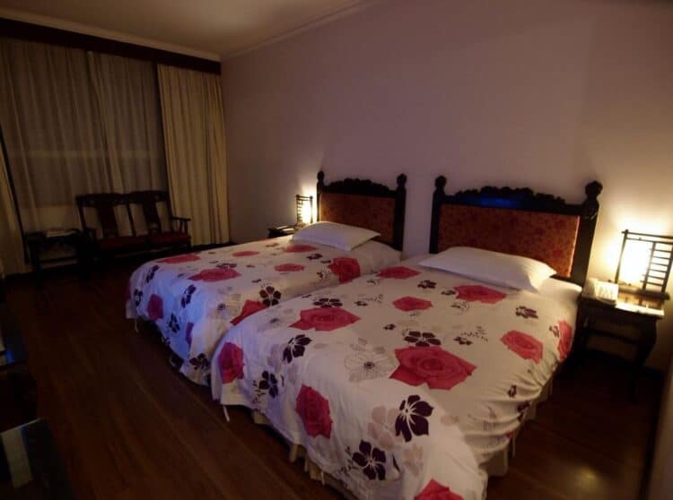 Chambre avec lits jumeaux dans un hôtel de charme à Dali au Yunnan