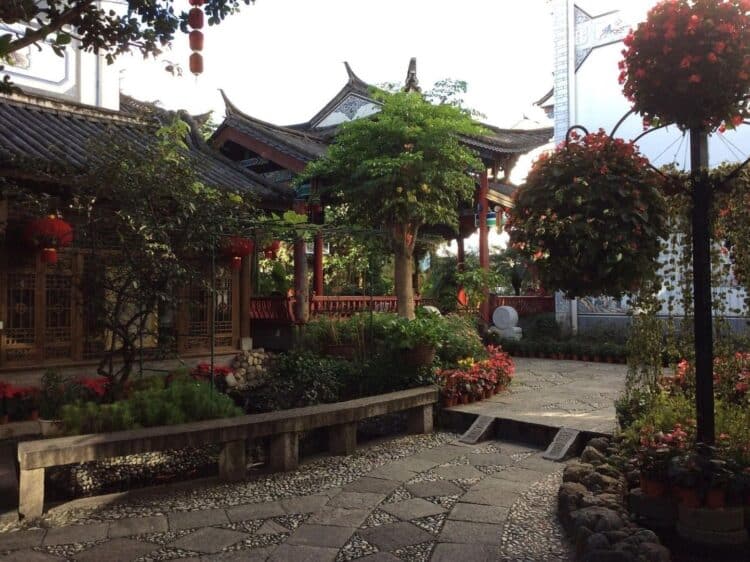 Cour intérieure végétalisée d’un hôtel traditionnel à Dali