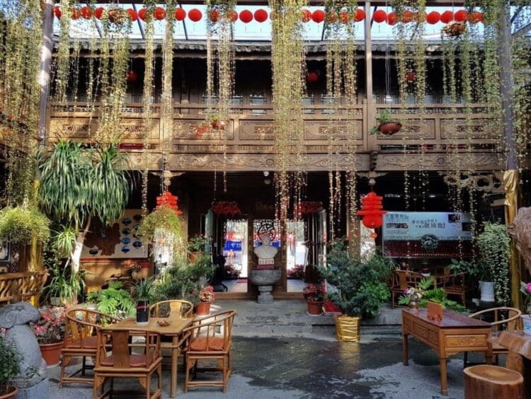 Restaurant aménagé dans une cour intérieure traditionnelle à Dali