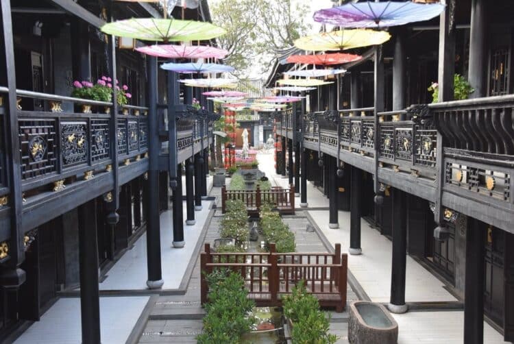 Cour intérieure d’un resort traditionnel avec galeries en bois au Yunnan