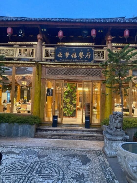 Façade éclairée d’un restaurant traditionnel dans un resort au Yunnan