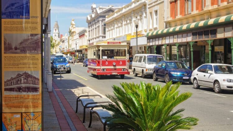 Rue animée de Fremantle en Australie avec tramway rouge et bâtiments historiques