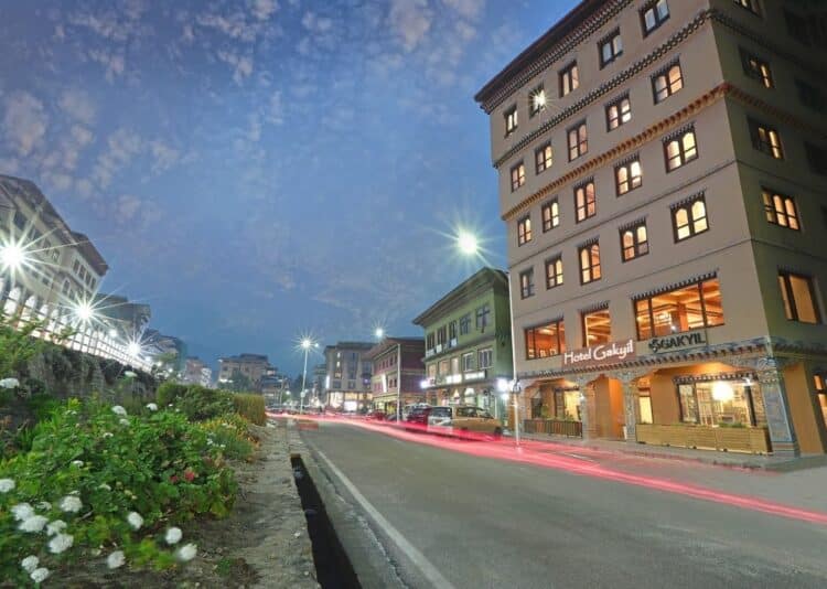 Façade de l’hôtel Gakyil à Thimphou en soirée, bâtiment urbain éclairé le long d’une avenue