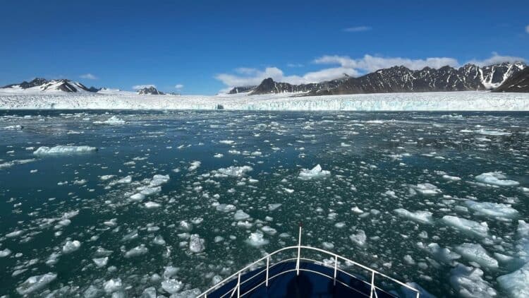 Glacier et banquise dans un fjord du Groenland vus depuis un bateau d’expédition