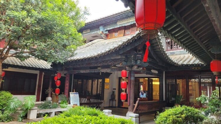 Cour intérieure traditionnelle d’un hôtel boutique à Kunming