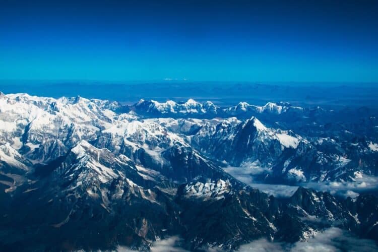 Panorama des montagnes de l’Himalaya au Népal avec sommets enneigés à perte de vue