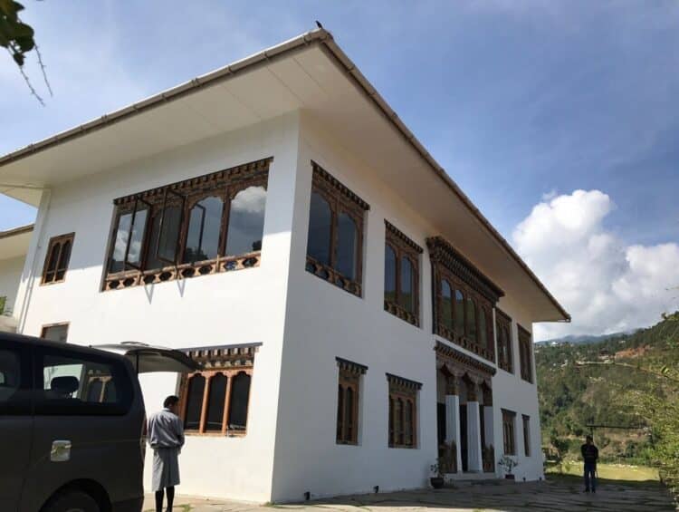 Façade du Khuru Resort au Bhoutan, bâtiment traditionnel avec vue sur les montagnes