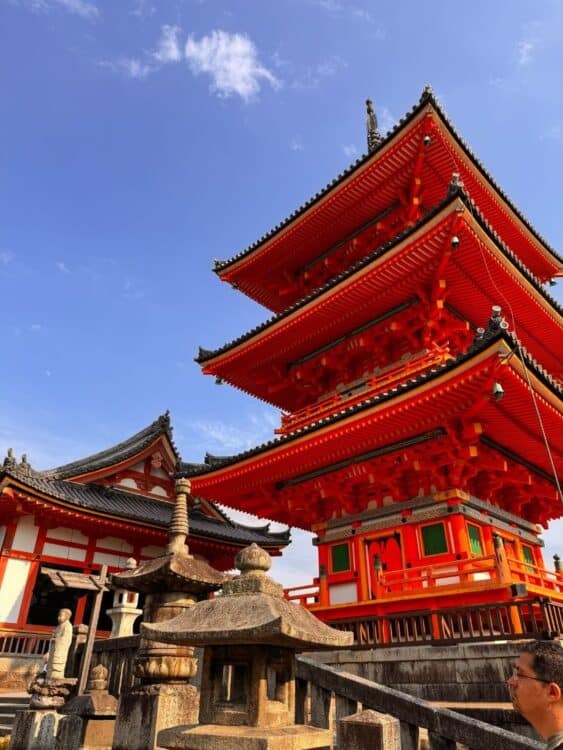 Pagode rouge traditionnelle d’un temple à Kyoto au Japon