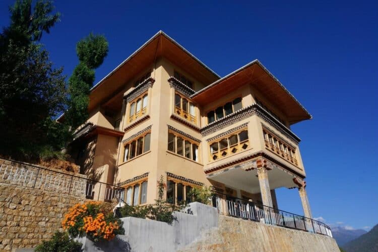 Façade du Mandala Hotel au Bhoutan, bâtiment traditionnel surplombant la vallée