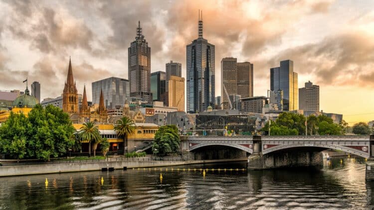 Skyline de Melbourne avec gratte-ciel, rivière et pont au coucher du soleil en Australie