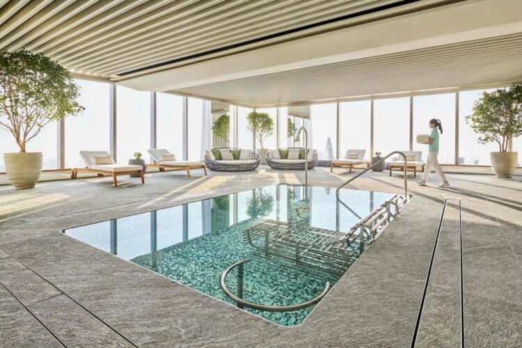 Piscine intérieure panoramique du Shangri-La Nanshan Hotel