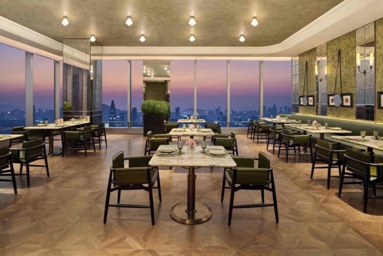 Restaurant panoramique avec vue sur la ville à Shangri-La