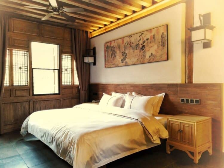 Chambre traditionnelle avec poutres en bois dans un hôtel de charme à Shaxi