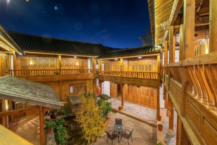 Cour intérieure éclairée d’un hôtel traditionnel à Shaxi de nuit