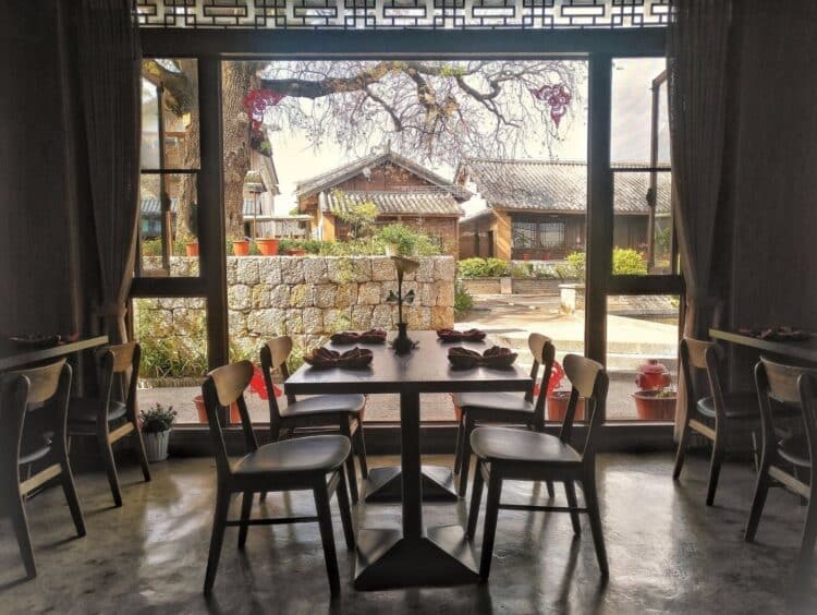 Salle de restaurant ouverte sur une cour traditionnelle à Shaxi