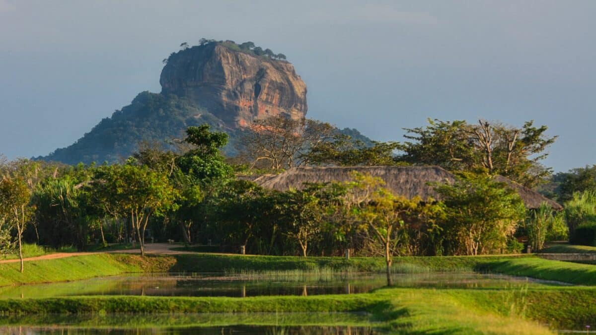 Vue du rocher de Sigiriya dominant la végétation et un plan d’eau au Sri Lanka