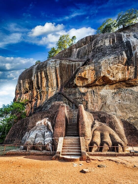 Escalier monumental menant au rocher de Sigiriya au Sri Lanka avec structure sculptée